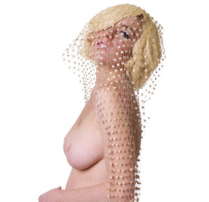 Lindsay Lohan Poses Nude
